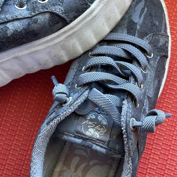 Roxy Surf sneakers. Gray Camo print Canvas/denim feel outside. Women’s size 6 - Picture 8 of 8